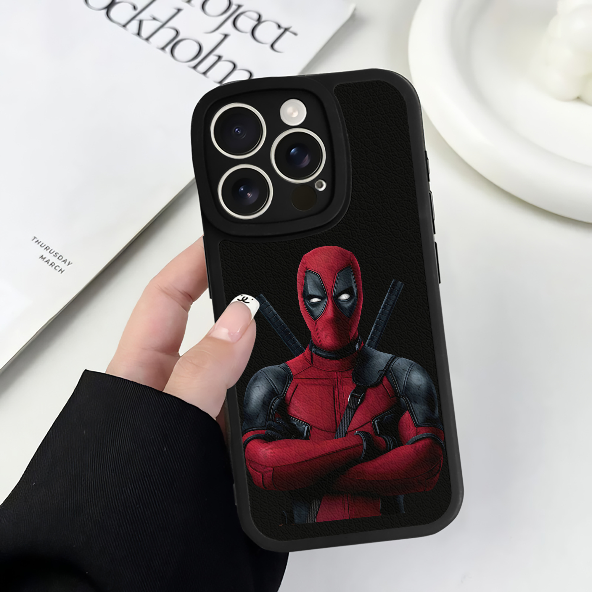 （画像用） Deadpool デッドプール 【iPhone 16シリーズ対応】シリコンスマホケース（レザー調） 材質：シリコン